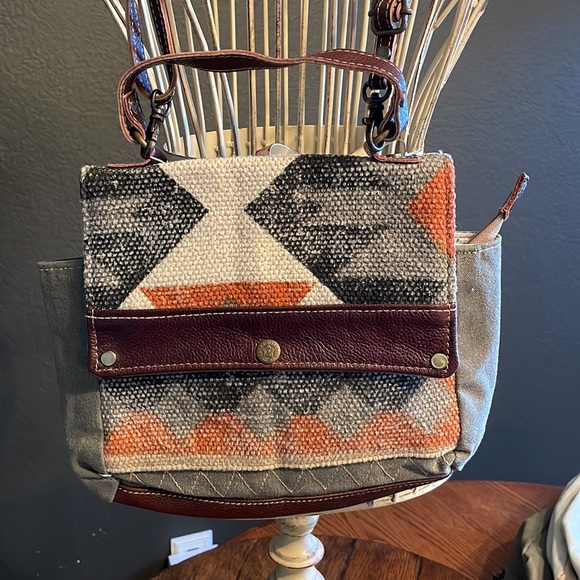 SOLD SOLD SOLD MYRA TINY TOT SMALL & CROSSBODY BAG - Picture 2 of 6